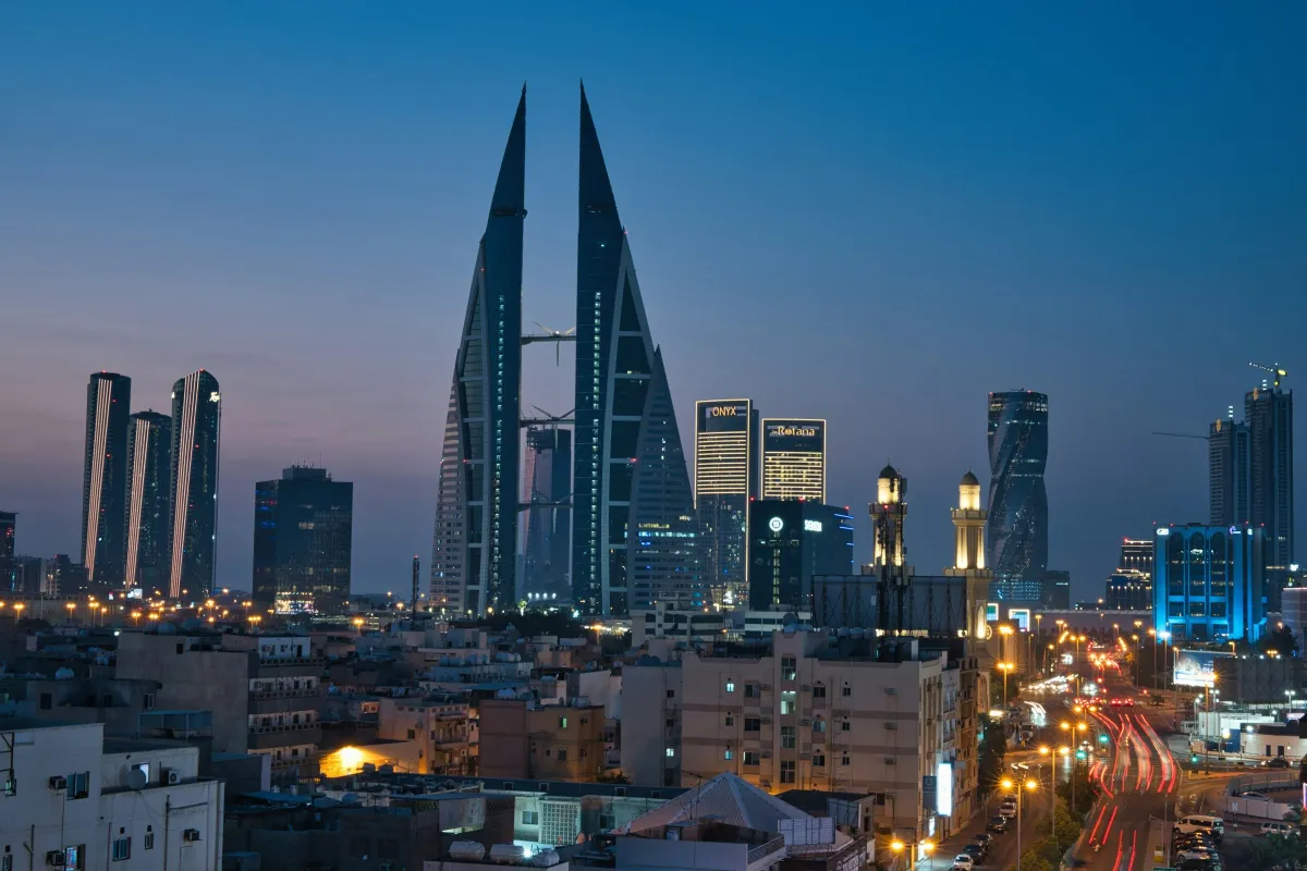 Alacakaranlıkta ışıklandırılmış modern bir iş merkezi silueti