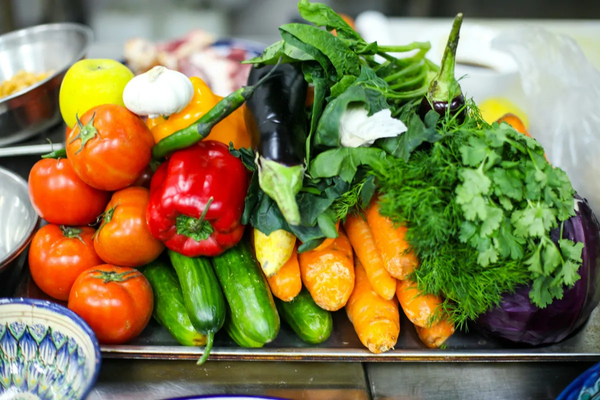 Pelbagai sayur-sayuran segar termasuk tomato, lada, timun, lobak merah dan herba
