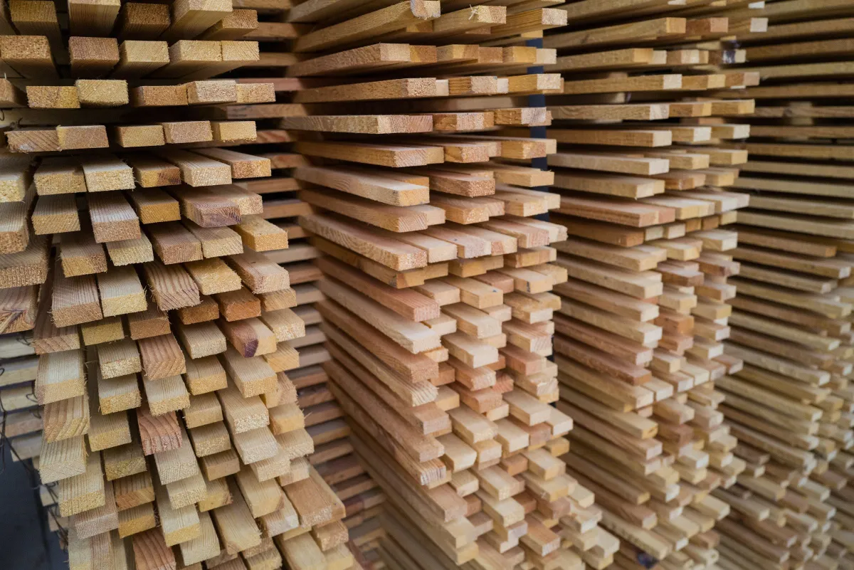 Timbunan papan kayu gergaji di kawasan simpanan kayu